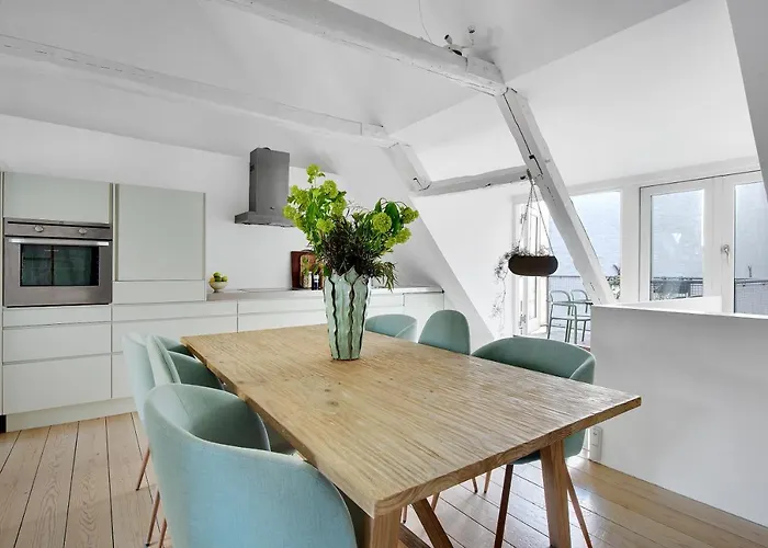 Main 2 - Cute 2-bdr In Apartment
